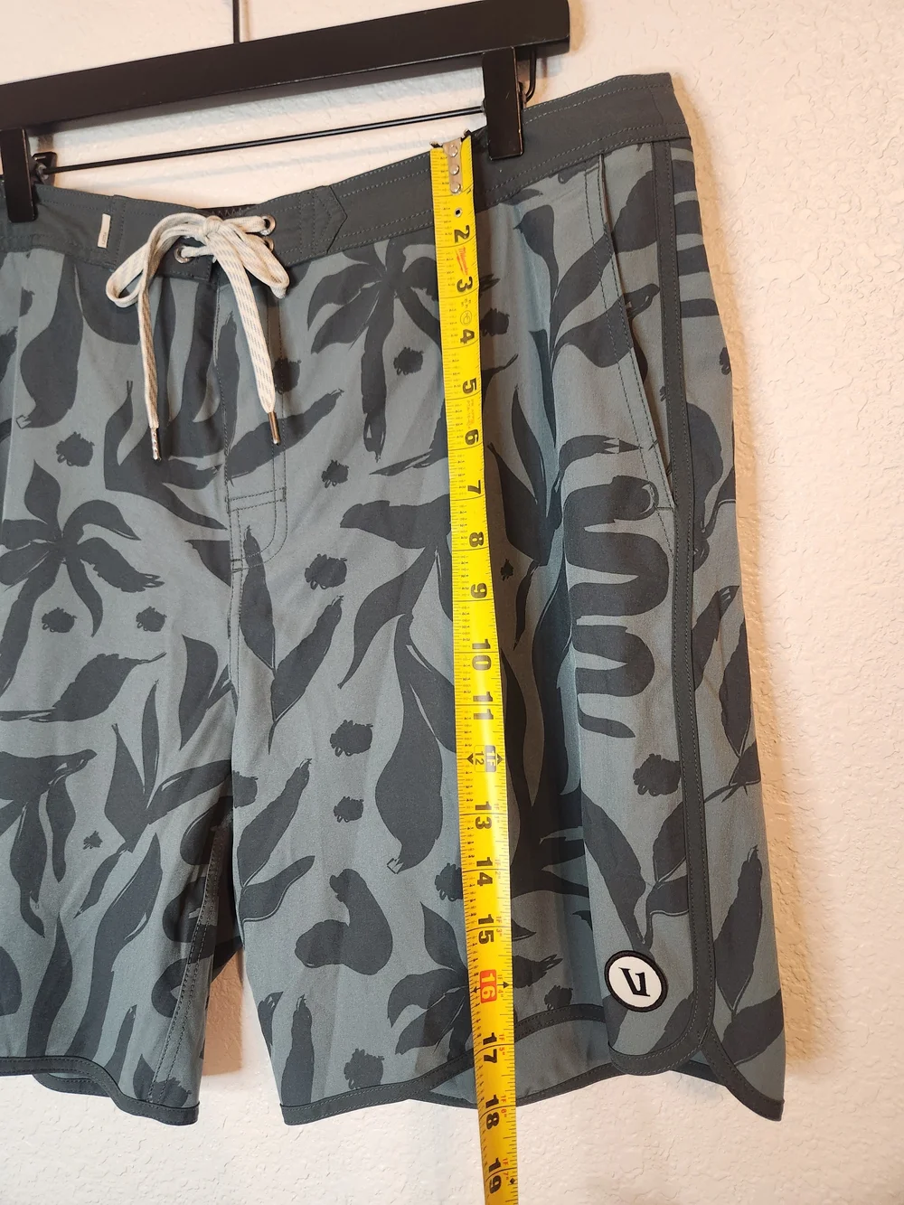 Vuori Men's Cruise Boardshorts featuring a blue hydrangea botanical size 36 V314